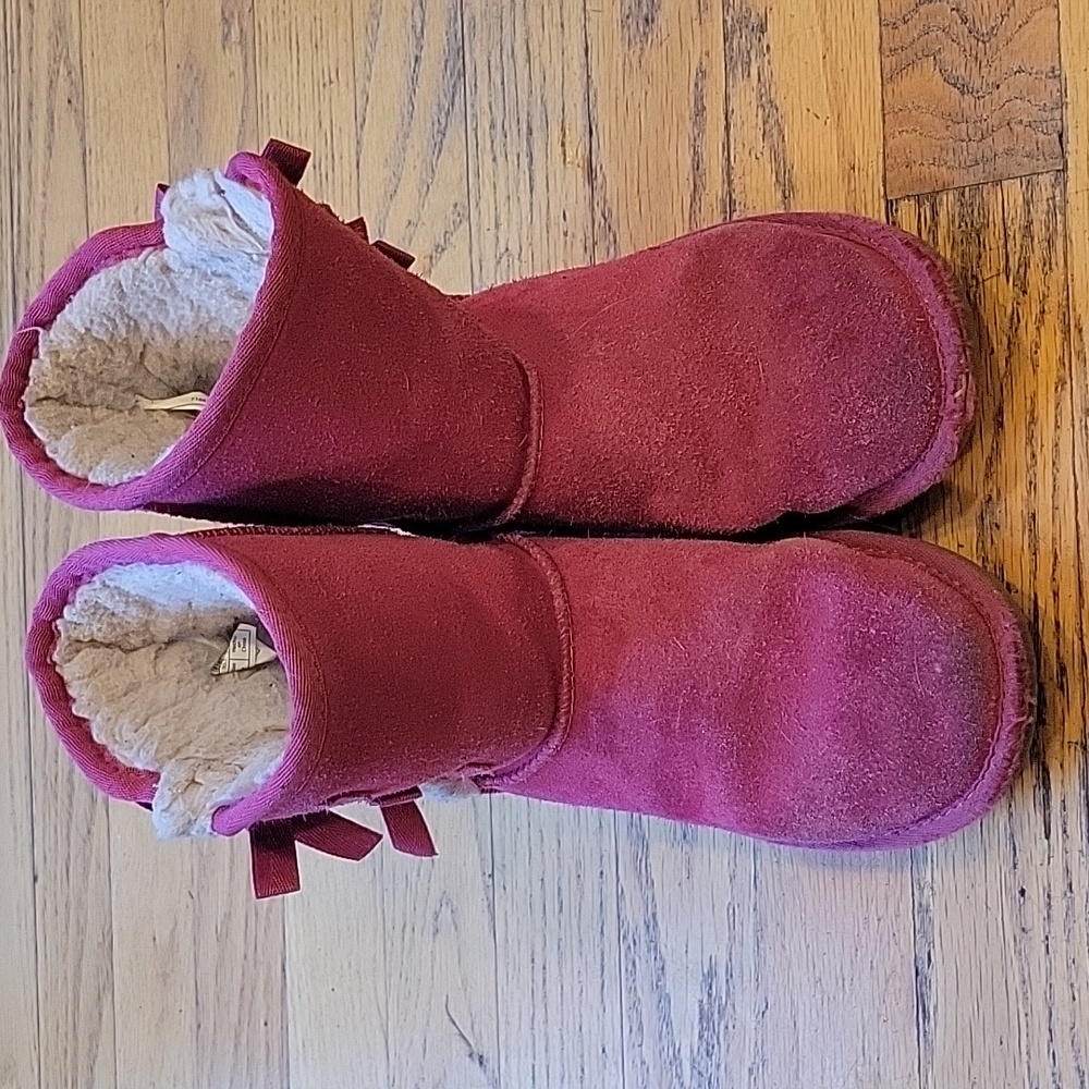 Koolaburra by Ugg Girls Size 2 Pink Boots with Bows.